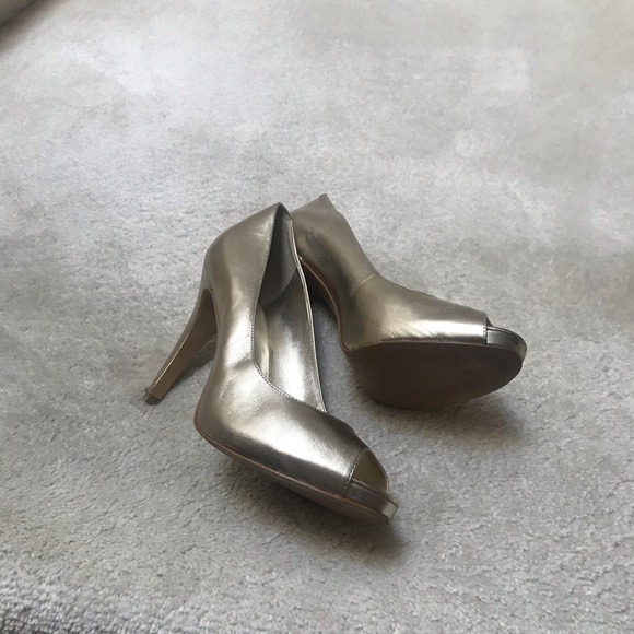 Nine West Gold Open Toes Shoes - Picture 6 of 7
